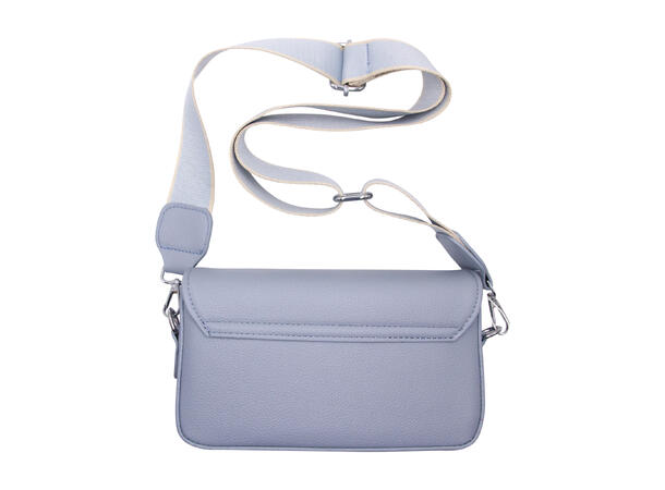 Håndveske m/bred skulderrem m/sølv tilbehør lysblå 