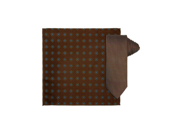 Santi silkeslips+lommetørkle mønstret sett hengende cognac 